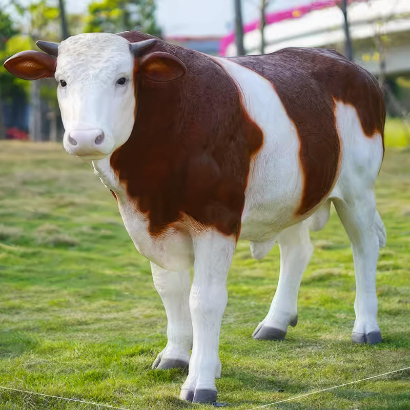 Grande scultura di mucca finta per giardino - statua di animali da fattoria in fibra di vetro per decorazioni all'aperto