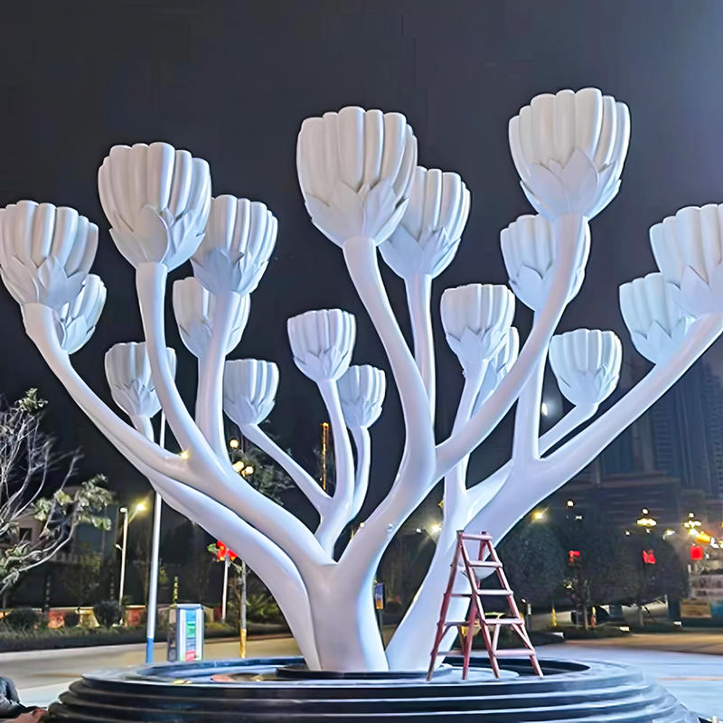 Dettagli altamente realistici Scultura in fibra di vetro a forma di fiori di grandi dimensioni adatto al centro commerciale
